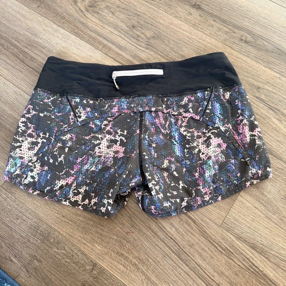 EUC Lululemon Run Times Short 4" - 4-way Stretch Floral Sport Black Multi Sz. 8 - Picture 2 of 5